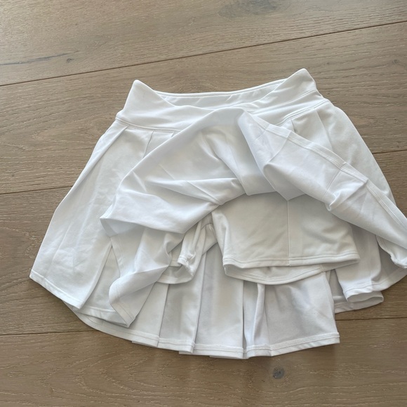Abercrombie Skorts-white! Size 7/8. - Picture 2 of 3